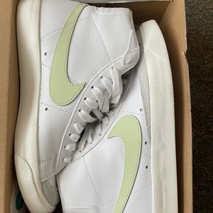 Nike Blazer Mid 77 (only worn to try on)
